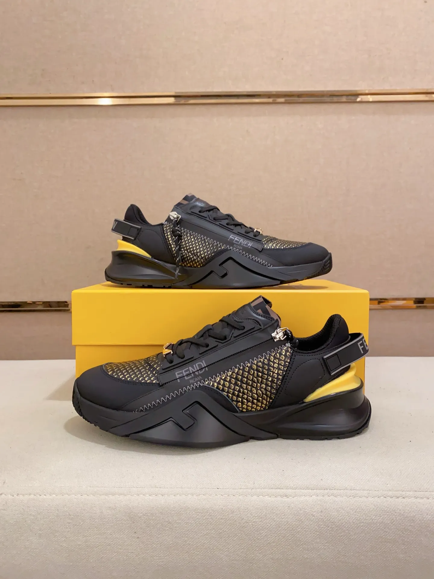 Men's shoes💰: 540💰(Higher version) [Fendi] Fendi's latest casual shoes for men! Available at counters simultaneously! A one-to-one replica of the original. Made entirely of imported top-grain calfskin, the interior is made of top-grain water-dyed cowhide, and the original factory-supplied rubber outsole. Leading new fashion concepts. Matching code: 38-44. 45 can be customized and non-returnable!